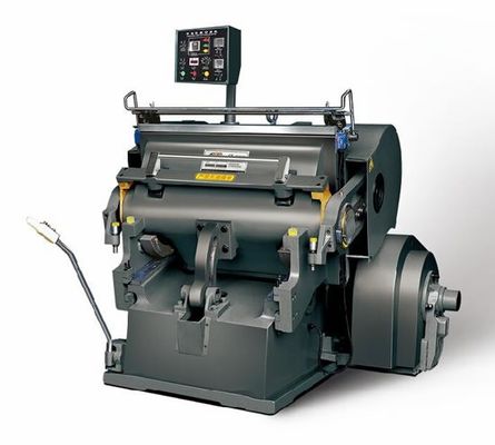 Halbautomatische Druckschneidemaschine Flachbodenplattform für eine reibungslose und präzise Produktion
