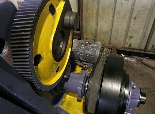 Halbautomatische Druckschneidemaschine Flachbodenplattform für eine reibungslose und präzise Produktion