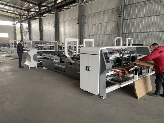 Vollautomatische Wellpappenkartonbox, die Folder Gluer Strapper macht