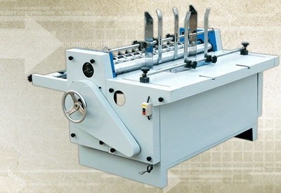 Schliessmaschine mit präzisen Maßen